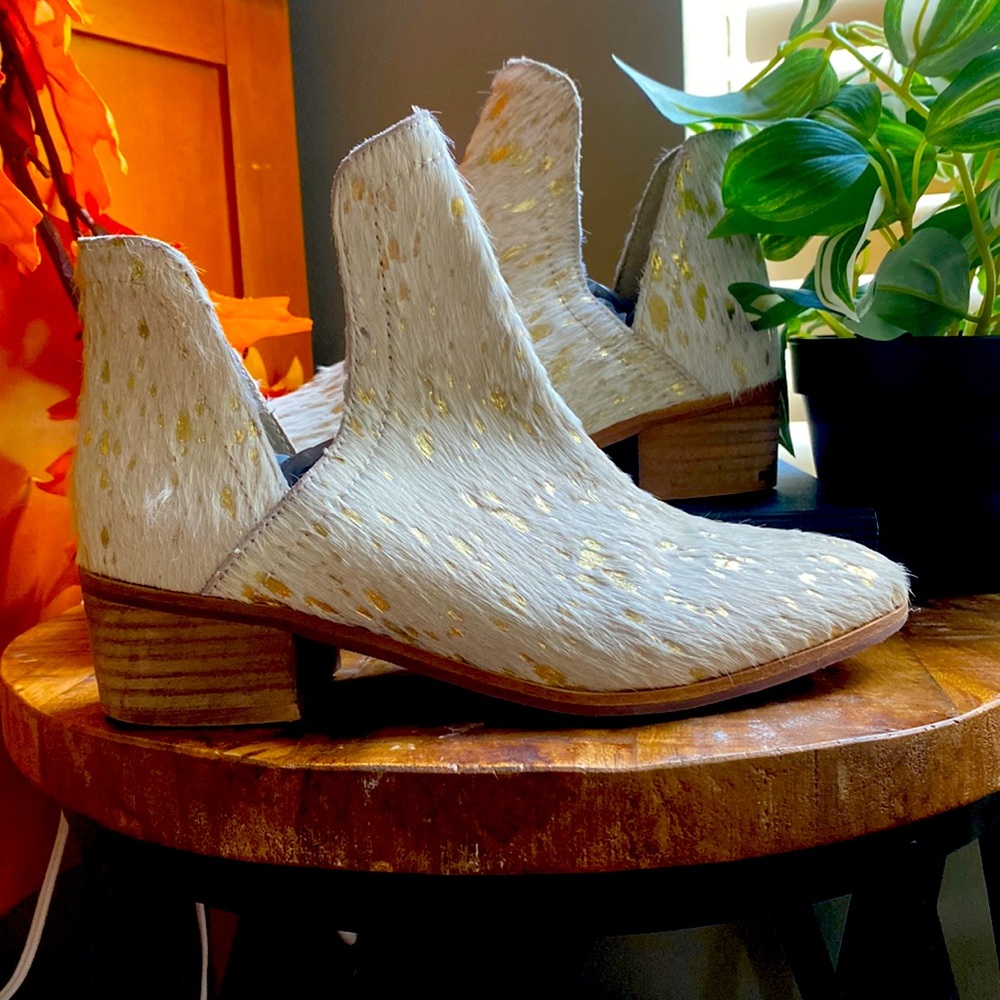 Mid Boot Coconut by Matisse Cow print bootie size 6.5
